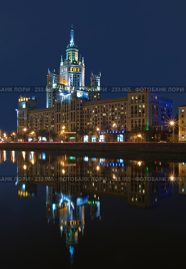 Высотка на Котельнической набережной ночью (2008 год). Стоковое фото, фотограф Павел Широков / Фотобанк Лори