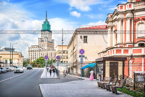 Высотка на Красных Воротах, церковь Петра и Павла, Новая Басманная, Москва (2023 год). Редакционное фото, фотограф Baturina Yuliya / Фотобанк Лори