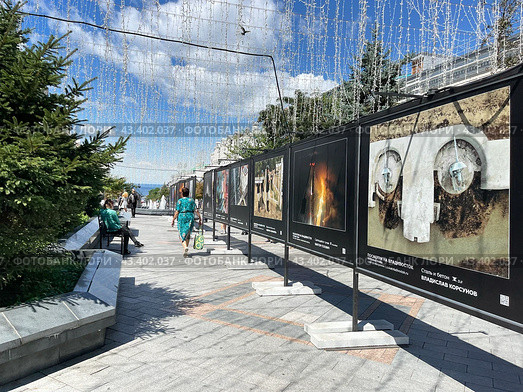 Выставка фотографий под открытым небом "Посмотри на Владивосток" на улице Адмирала Фокина. Редакционное фото, фотограф Овчинникова Ирина / Фотобанк Лори