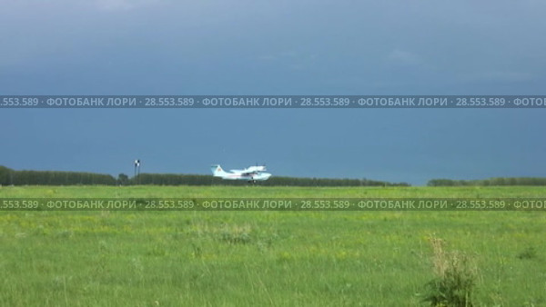 Взлетает самолет Tecnam P2006T. Aircraft Tecnam P2006T takes off. Редакционное видео, видеограф Евгений Романов / Фотобанк Лори