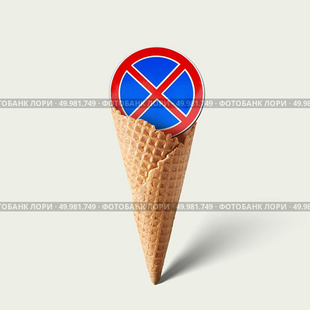 Waffle cornet with road sign isolated on white. Waffle cornet with road sign. Стоковое фото, агентство Ingram Publishing / Фотобанк Лори