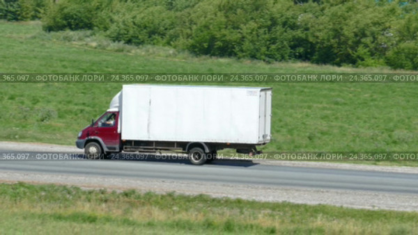 Wagon driving on a road. Стоковое видео, видеограф Михаил Коханчиков / Фотобанк Лори