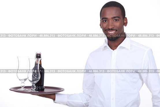 Waiter with beer on a tray. Стоковое фото, агентство Ingram Publishing / Фотобанк Лори