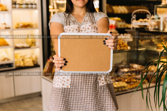 waitress showing board. Стоковое фото, агентство Ingram Publishing / Фотобанк Лори