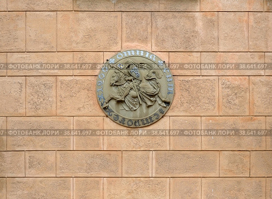 Wall in the Bojnice Castle with the coat of arms of the Graf Palffy of Erdod family. Стоковое фото, фотограф Елена  Попкова / Фотобанк Лори