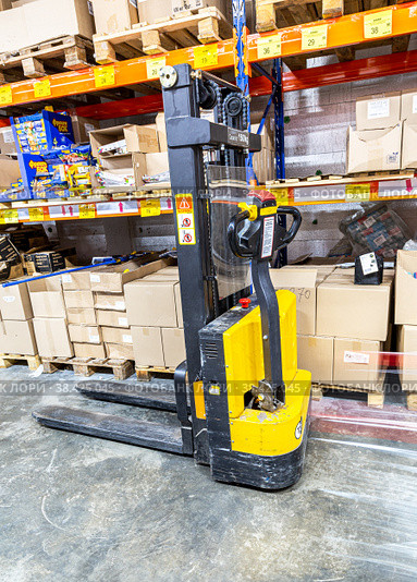 Warehouse forklift in the retail discounter (2021 год). Редакционное фото, фотограф FotograFF / Фотобанк Лори