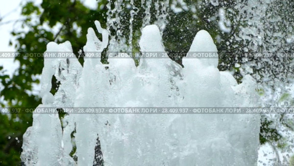 Water stream pouring from fountain in slow motion. Стоковое видео, видеограф Александр Устич / Фотобанк Лори