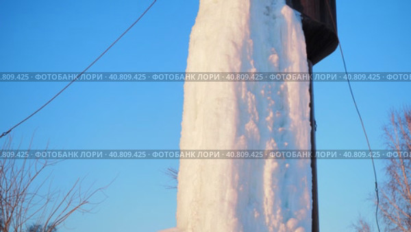 Water supply. A frozen waterfall from a water tower in a locality. Siberia. Hand held. Стоковое видео, видеограф Сергей Медведев / Фотобанк Лори