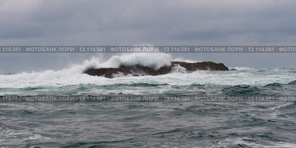 Waves breaking on an island, Skeena-Queen Charlotte Regional District, Haida Gwaii, Graham Island, British Columbia, Canada. Стоковое фото, фотограф Keith Levit / Ingram Publishing / Фотобанк Лори