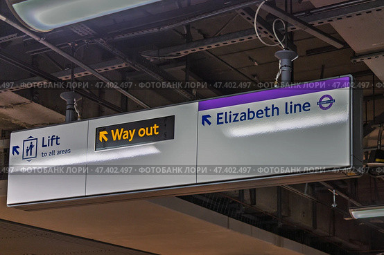 Wayfinding signage for Elizabeth line and exits inside London underground station. Стоковое фото, фотограф Zydrius Tartenis / Фотобанк Лори