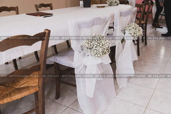 Wedding chairs decorated with white tulle and flowers. Стоковое фото, фотограф Irina Kuchugurina/Gaudy / Фотобанк Лори