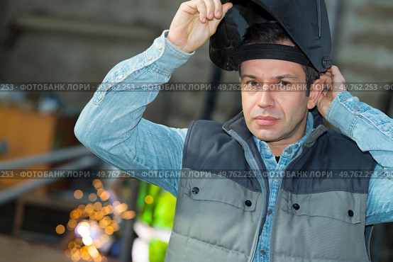 welder putting his visor on. Стоковое фото, агентство Ingram Publishing / Фотобанк Лори