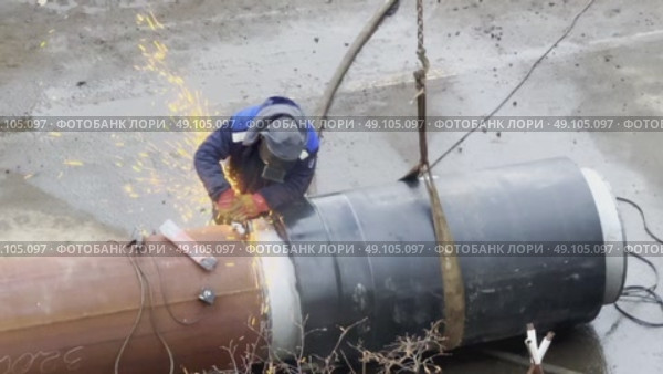 Welder shall cut the weld using an angle grinder on a large diameter pipe prior to welding. Стоковое видео, видеограф Куликов Константин / Фотобанк Лори
