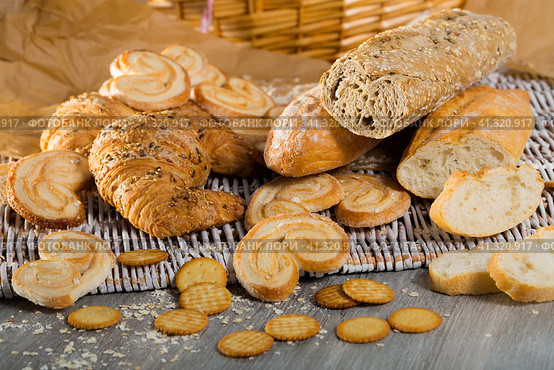 Wheat and grain baguettes, croissants and biscuits on wicker mat. Стоковое фото, фотограф Яков Филимонов / Фотобанк Лори