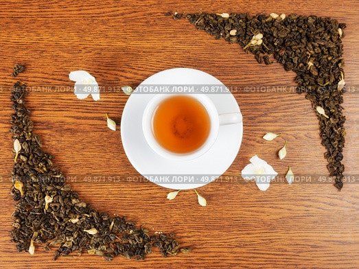 white cup and saucer with jasmine flowers on a wooden table. view from above. Стоковое фото, агентство Ingram Publishing / Фотобанк Лори
