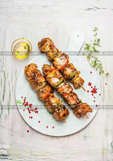 White cutting board with tasty Meat skewers on light rustic background, top view. Стоковое фото, агентство Ingram Publishing / Фотобанк Лори
