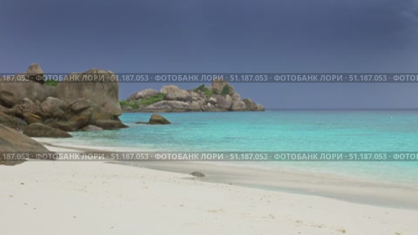 White sand beach and storm sky on Similan islands. Стоковое видео, видеограф Михаил Коханчиков / Фотобанк Лори