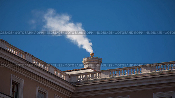 White Smoke Rising from Sistine Chapel Chimney, Sign of New Pope Election. Белый дым, поднимающийся из трубы Сикстинской капеллы, - признак избрания нового Папы Римского. Стоковое AI-изображение, AI-художник Katsiaryna Repich / Фотобанк Лори