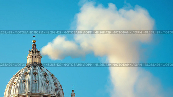 White Smoke Rising from Sistine Chapel Chimney, Sign of New Pope Election. Белый дым, поднимающийся из трубы Сикстинской капеллы, - признак избрания нового Папы Римского. Стоковое AI-изображение, AI-художник Katsiaryna Repich / Фотобанк Лори