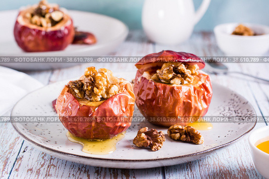 Whole baked apples with honey and walnuts on a plate. Homemade dessert. Стоковое фото, фотограф Елена Руй / Фотобанк Лори