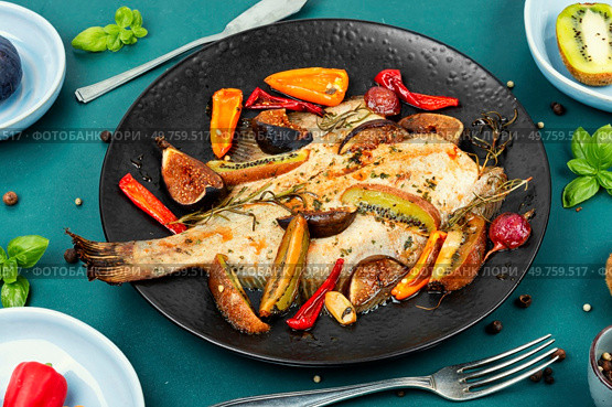 Whole flounder fish or plaice fish steamed with seasonal fruits and spices.. Whole baked flounder or flatfish. Стоковое фото, агентство Ingram Publishing / Фотобанк Лори
