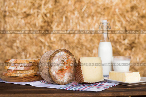 whole head of ripe country cheese and slices and milk in hayloft. Стоковое фото, фотограф Татьяна Яцевич / Фотобанк Лори
