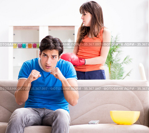 Wife unhappy that husband is watching boxing. Стоковое фото, фотограф Elnur / Фотобанк Лори