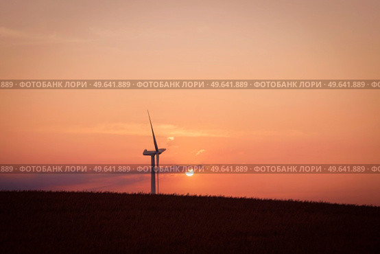 Windmill in the sunset on a hill in a rural countryside landscape. Стоковое фото, агентство Ingram Publishing / Фотобанк Лори