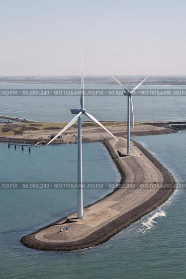 Windmills on a dike in the sea. Стоковое фото, агентство Ingram Publishing / Фотобанк Лори
