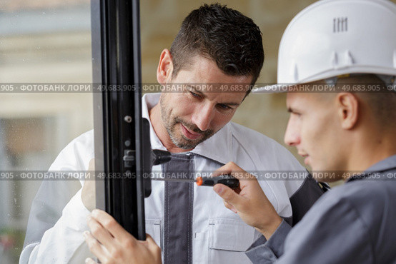window and door glazing installer apprentice. Стоковое фото, агентство Ingram Publishing / Фотобанк Лори