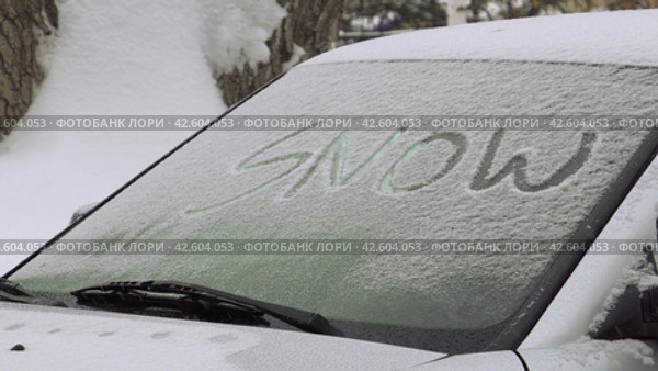 Windshield wipers wiped SNOW inscription from a car's windshield. Стоковое видео, видеограф EStarodubov / Фотобанк Лори