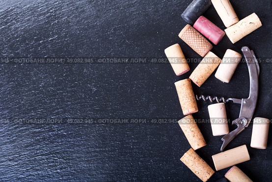 wine corks with corkscrew on dark background. Стоковое фото, агентство Ingram Publishing / Фотобанк Лори