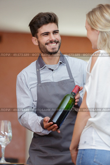 wine vendor showing product to client. Стоковое фото, агентство Ingram Publishing / Фотобанк Лори