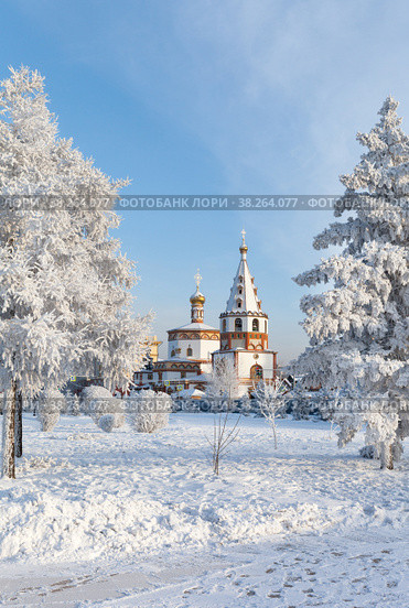 Winter cityscape of Irkutsk on frosty day in Christmas holidays. View from city park with white snowy trees to beautiful Epiphany Cathedral - main landmark of city. New Year and Xmas  outdoor recreation (2021 год). Стоковое фото, фотограф Виктория Катьянова / Фотобанк Лори