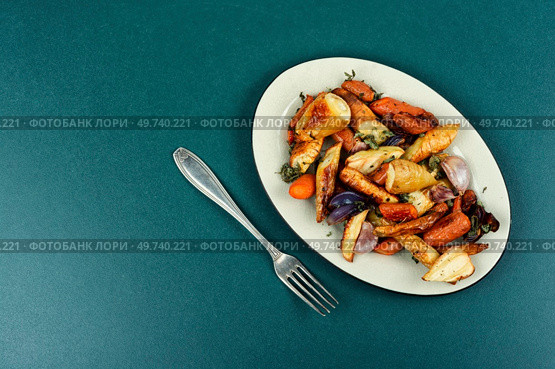 Winter garnish of baked parsnip root, carrots and garlic. Copy space.. Roasted root vegetables. Стоковое фото, агентство Ingram Publishing / Фотобанк Лори