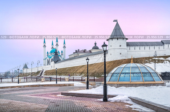 Winter March with a view of the Kazan Kremlin under the pink sky (2017 год). Стоковое фото, фотограф Baturina Yuliya / Фотобанк Лори