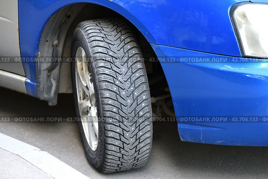 winter tire car with shallow depth of field. Стоковое фото, фотограф Володина Ольга / Фотобанк Лори