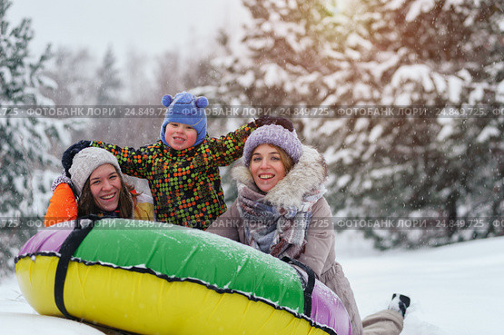 Winter vacation: riding on snow tubings. Стоковое фото, фотограф Pavel Biryukov / Фотобанк Лори