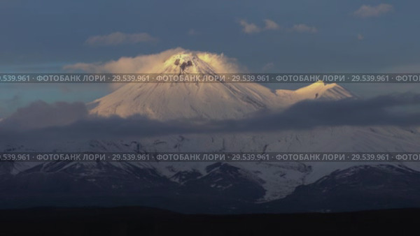 Winter volcanic landscape at sunset: stunning view of cone of active volcano (2018 год). Стоковое видео, видеограф А. А. Пирагис / Фотобанк Лори