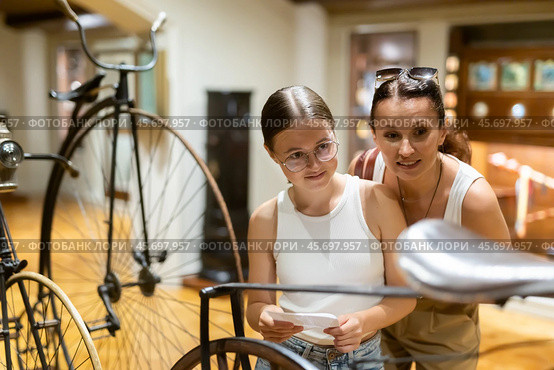 Woman and teenage girl looking at vintage bicycles in museum. Стоковое фото, фотограф Яков Филимонов / Фотобанк Лори