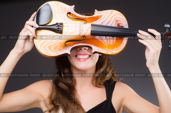 Woman artist with violin in music concept. Стоковое фото, агентство Ingram Publishing / Фотобанк Лори