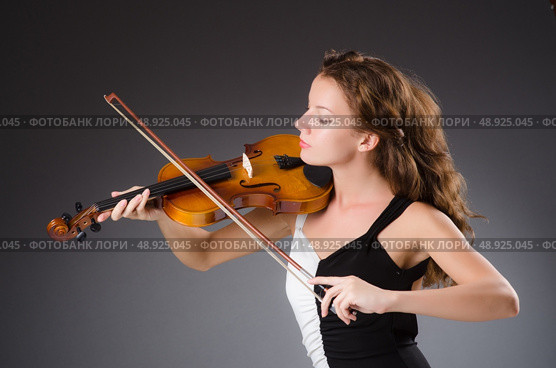 Woman artist with violin in music concept. Стоковое фото, агентство Ingram Publishing / Фотобанк Лори