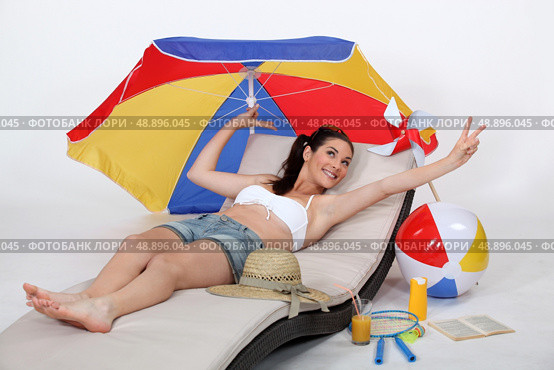 woman at beach enjoying paid leave. Стоковое фото, агентство Ingram Publishing / Фотобанк Лори