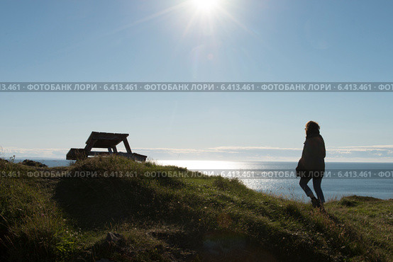 Woman at coast, Twillingate, North Twillingate Island, Newfoundland And Labrador, Canada (2013 год). Стоковое фото, агентство Ingram Publishing / Фотобанк Лори