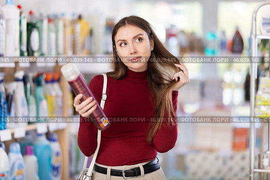 woman chooses a hair styling spray. Стоковое фото, фотограф Яков Филимонов / Фотобанк Лори