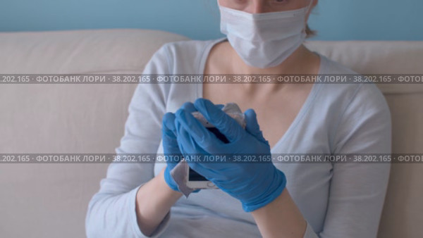 Woman cleaning the smart phone. Стоковое видео, видеограф Татьяна Чудакова / Фотобанк Лори