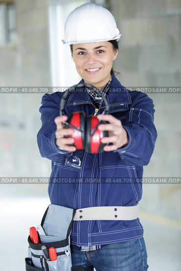 woman contractor worker with noise cancelling earmuffs. Стоковое фото, агентство Ingram Publishing / Фотобанк Лори