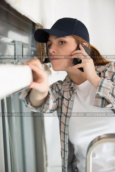 woman contractor worker with noise cancelling headphones. Стоковое фото, агентство Ingram Publishing / Фотобанк Лори