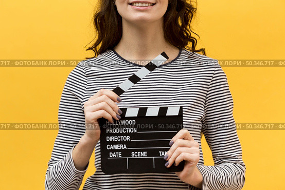 woman director holding clapperboard. Стоковое фото, агентство Ingram Publishing / Фотобанк Лори