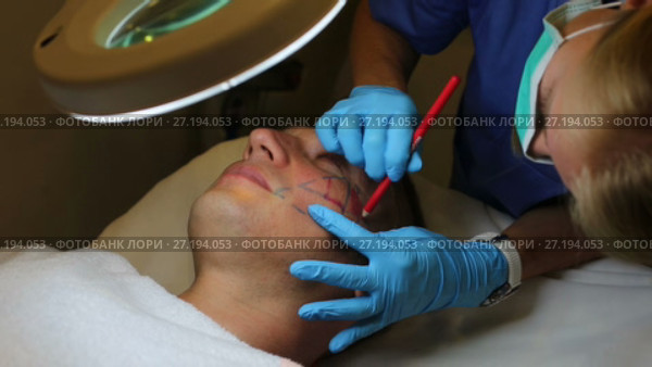 Woman doctor is preparing client for mesotherapy in clinic. Стоковое видео, видеограф Яков Филимонов / Фотобанк Лори